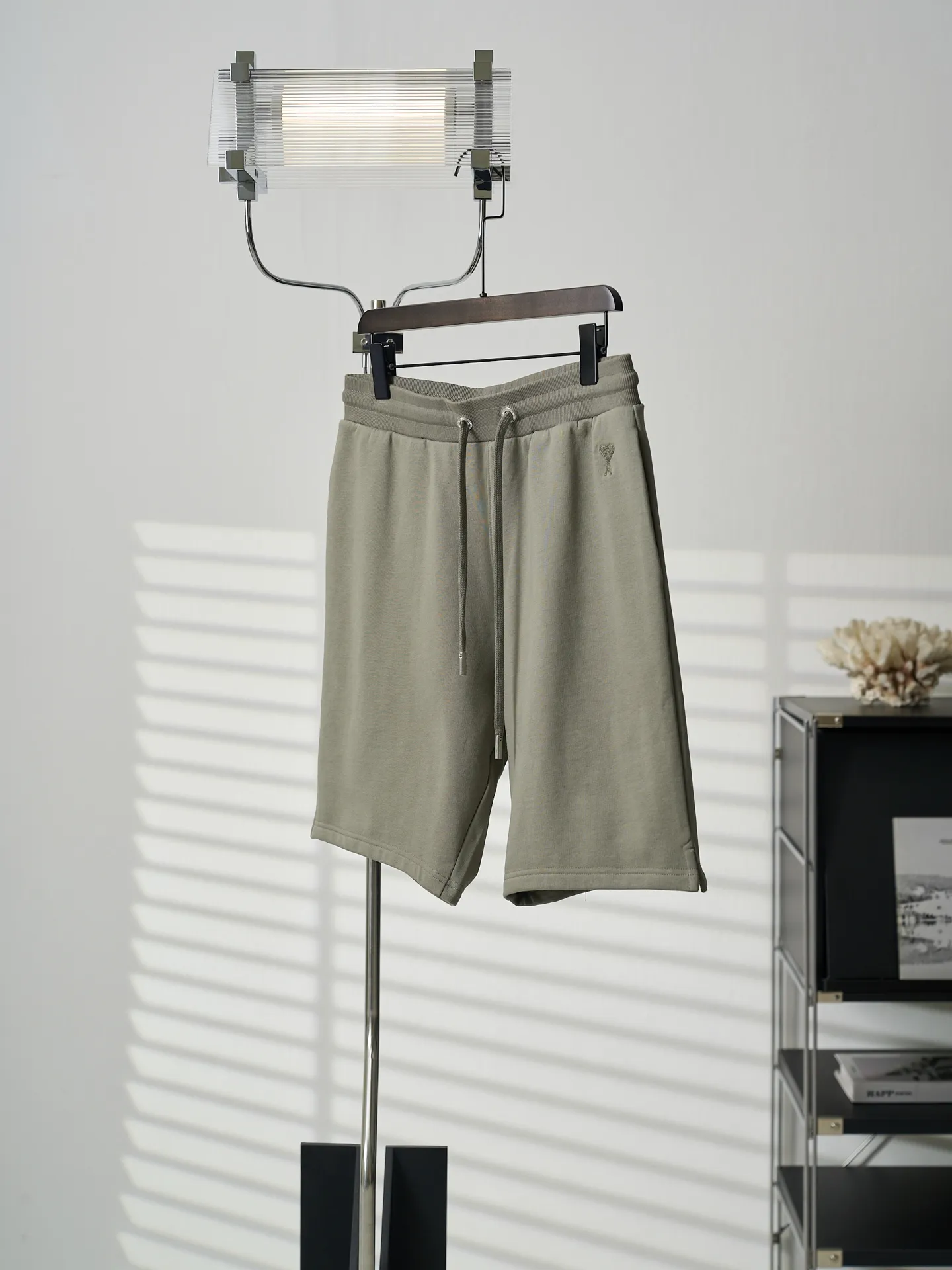 [Real auction] Ami/Ami love heart embroidered shorts [In Stock] S M L Love embroidery work with high precision, smooth and delicate lines, fermentation washing and softening, using the fermentation effect produced by mixing yeast, water and mild detergent to gently treat the fabric, improving the overall softness and loose fit.
